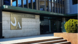Fachada de la Universitat d'Andorra con su logo visible
