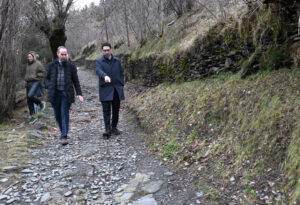 Funcionarios caminando por un sendero en el proyecto del camí verd.