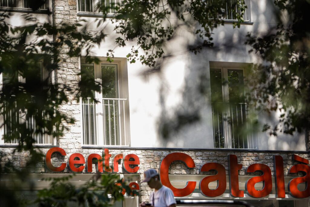 Exterior del Centre de Català con su nombre visible y vegetación alrededor.