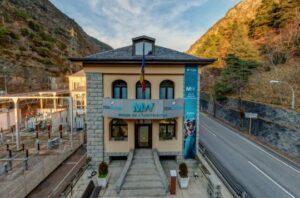 Fachada del MW Museu de l'Electricitat en Encamp, Andorra