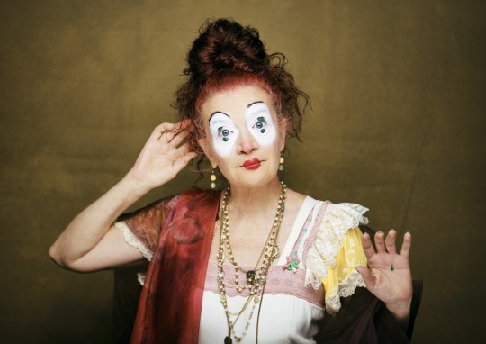 Pallassa Pepa Plana en una actuación teatral con maquillaje colorido