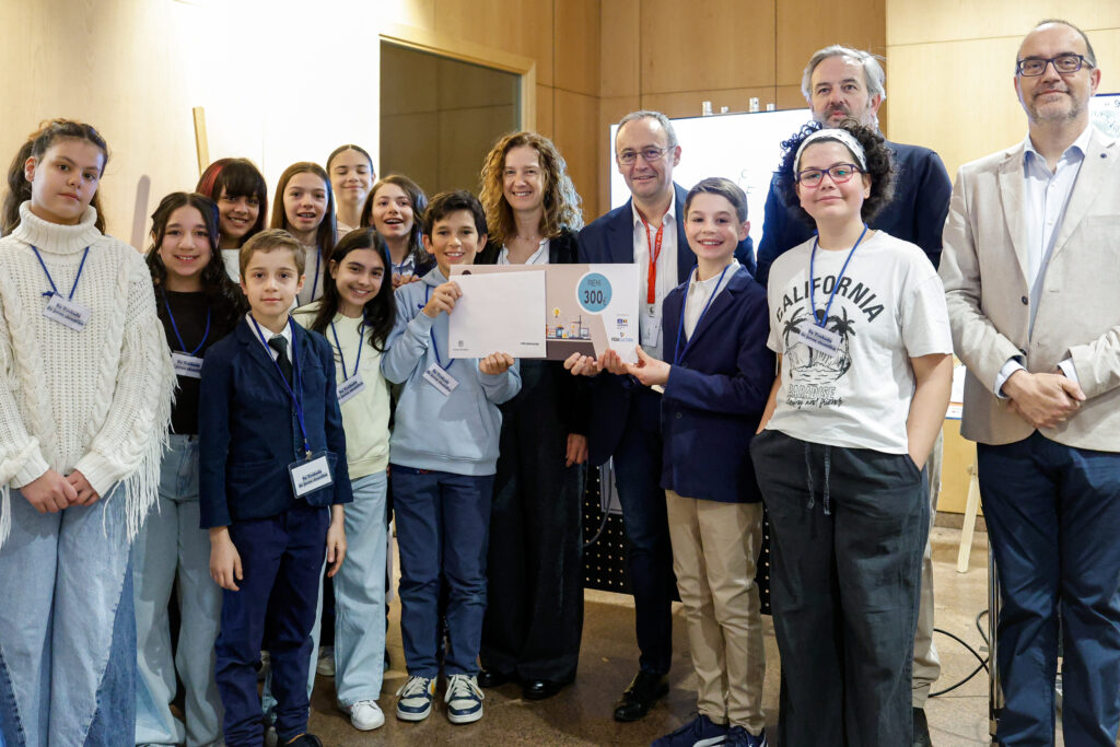 Estudiants presentant projectes científics a la novena trobada de joves científics.