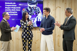 Roger Puig recibiendo reconocimiento del Gobierno de Andorra por sus logros deportivos