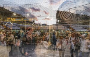 Imagen que muestra un mercado con luces y personas en Andorra.
