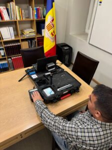 Persona utilizando un dispositivo para la renovación del pasaporte en la embajada de Andorra en Lisboa