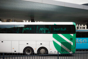 Autobús escolar en una estación de transporte público