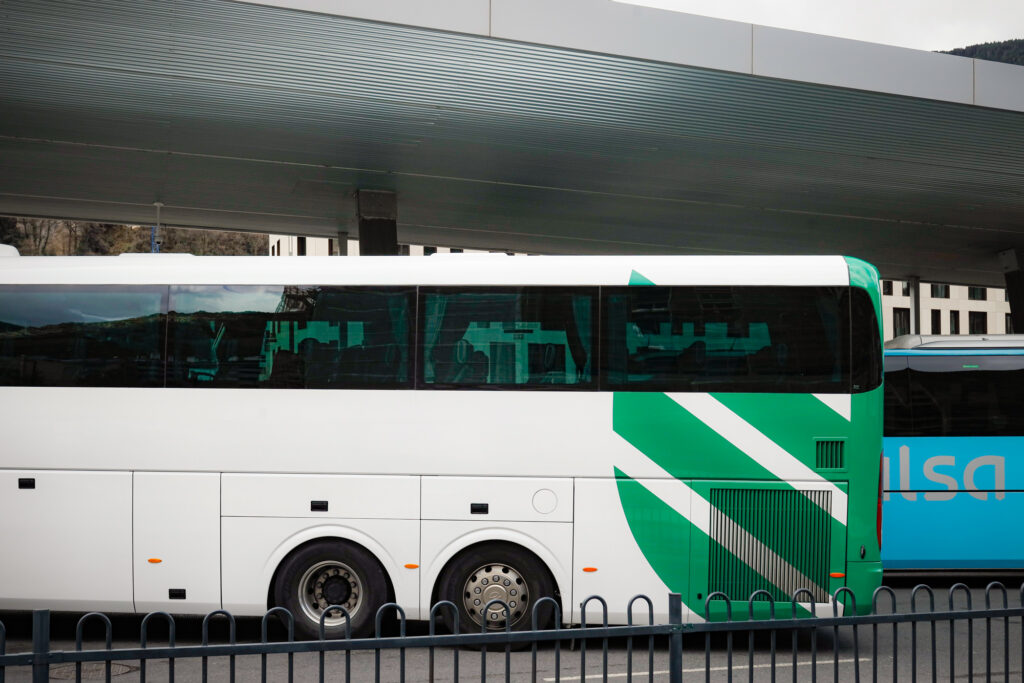Autobús escolar en una estación de transporte público