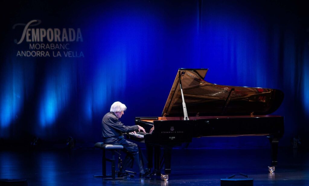 Pianista actuando en el escenario de la Temporada MoraBanc Andorra la Vella