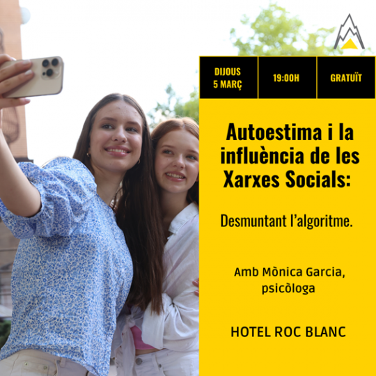 Dos jóvenes sonriendo mientras se toman una selfie en un evento sobre autoestima.