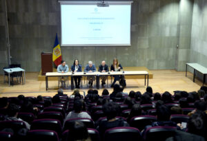 Inauguració de les XIX Activitats d'humanitats amb joves reflexionant sobre l'amistat.