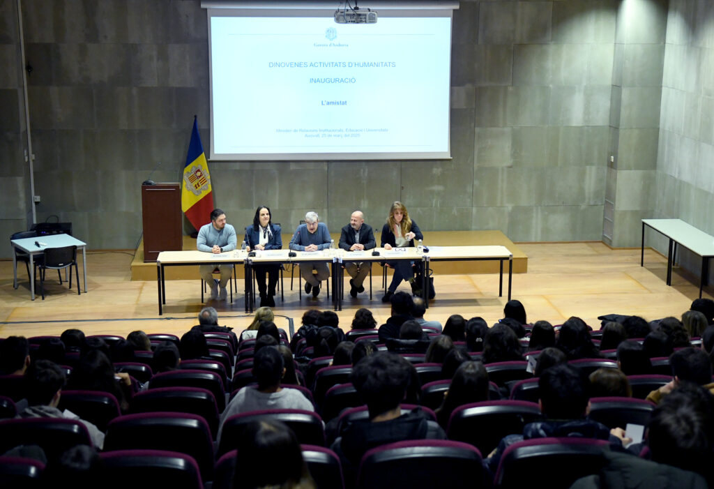 Inauguració de les XIX Activitats d'humanitats amb joves reflexionant sobre l'amistat.