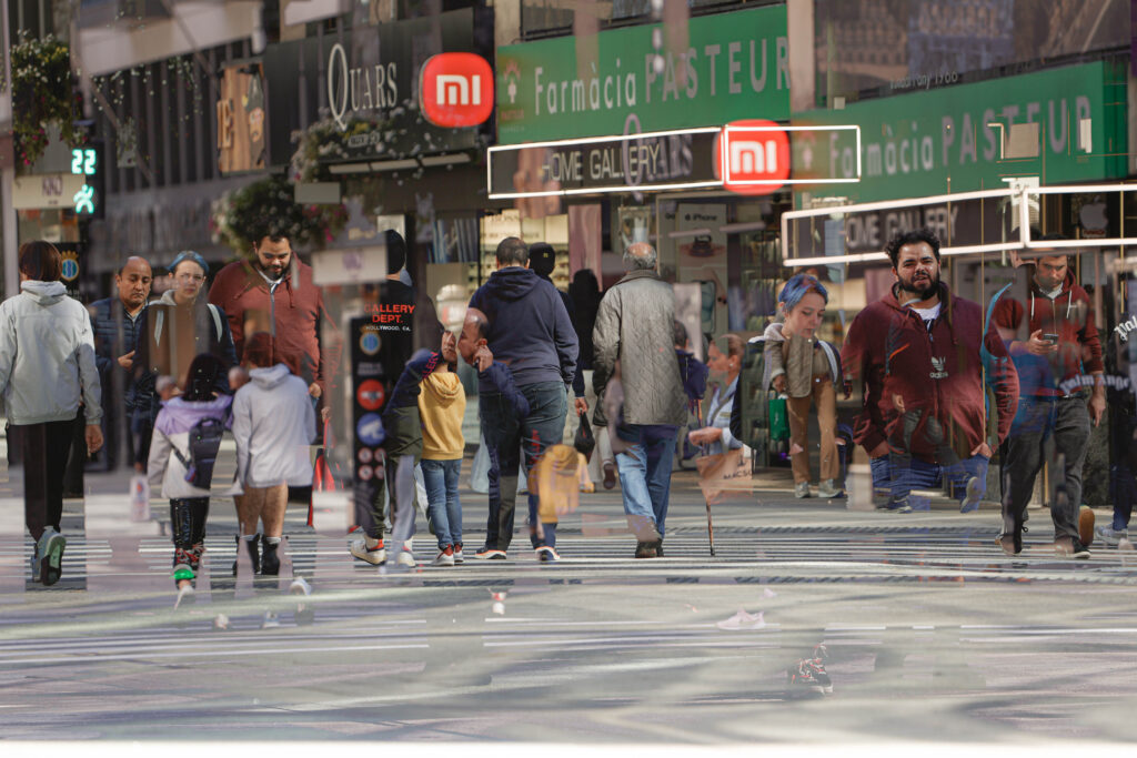 Personas caminando en una calle de Andorra con tiendas visibles