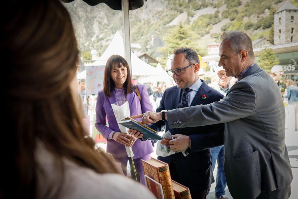 Mònica Bonell presentant ajuts a l'Associació d'Editors d'Andorra durant la Fira Sant Jordi.