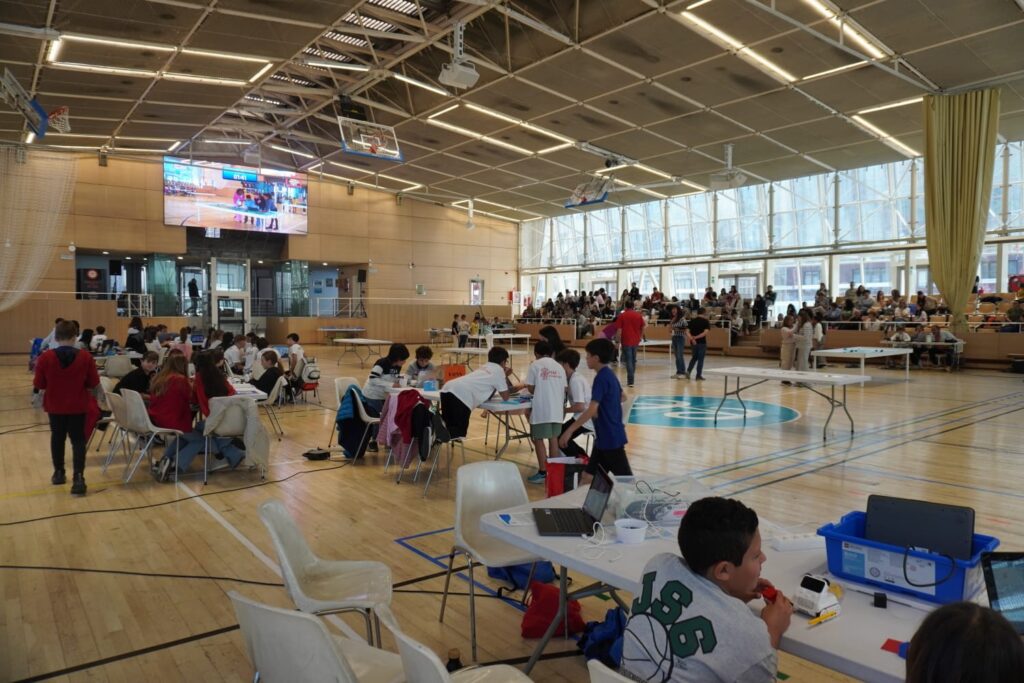 Alumnos participando en el Andbòtic Challenge de robótica en Escaldes-Engordany.