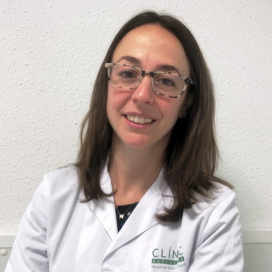 Doctora Marta Sabater presentando investigación sobre infecciones postquirúrgicas