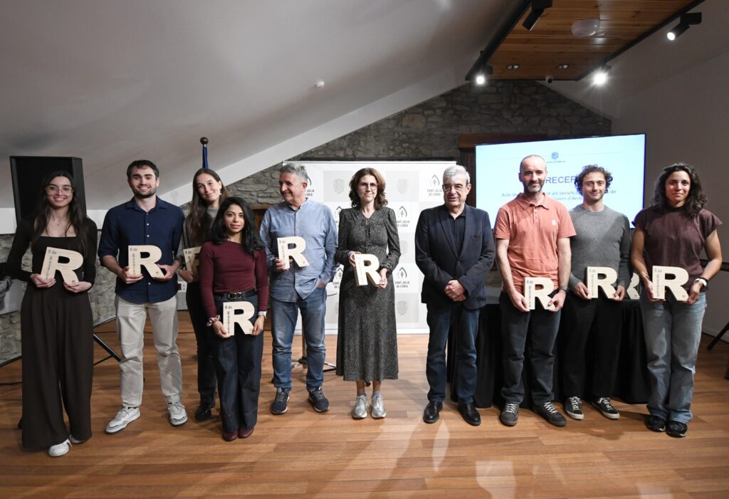 Grup de persones amb lletres R en un acte de reconeixement a la recerca