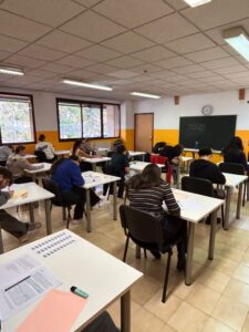 Estudiantes realizando exámenes en un aula durante las pruebas de Batxillerat 2026.