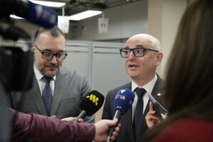 Funcionarios discutiendo sobre la campaña de declaración del IRPF 2025
