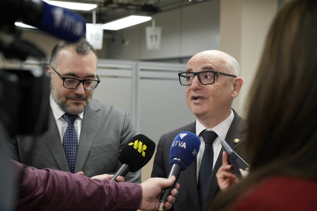 Funcionarios discutiendo sobre la campaña de declaración del IRPF 2025
