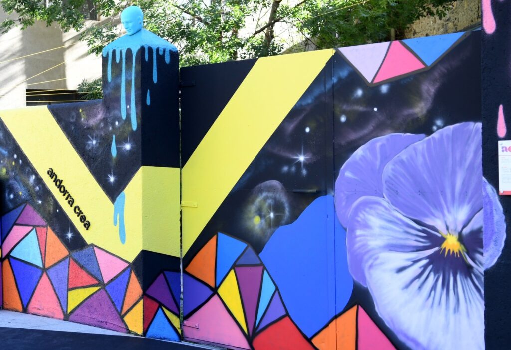 Mural colorido de Andorra Crea con formas geométricas y flores
