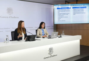 Presentació del nou portal de salut pública amb dues ponents en una sala