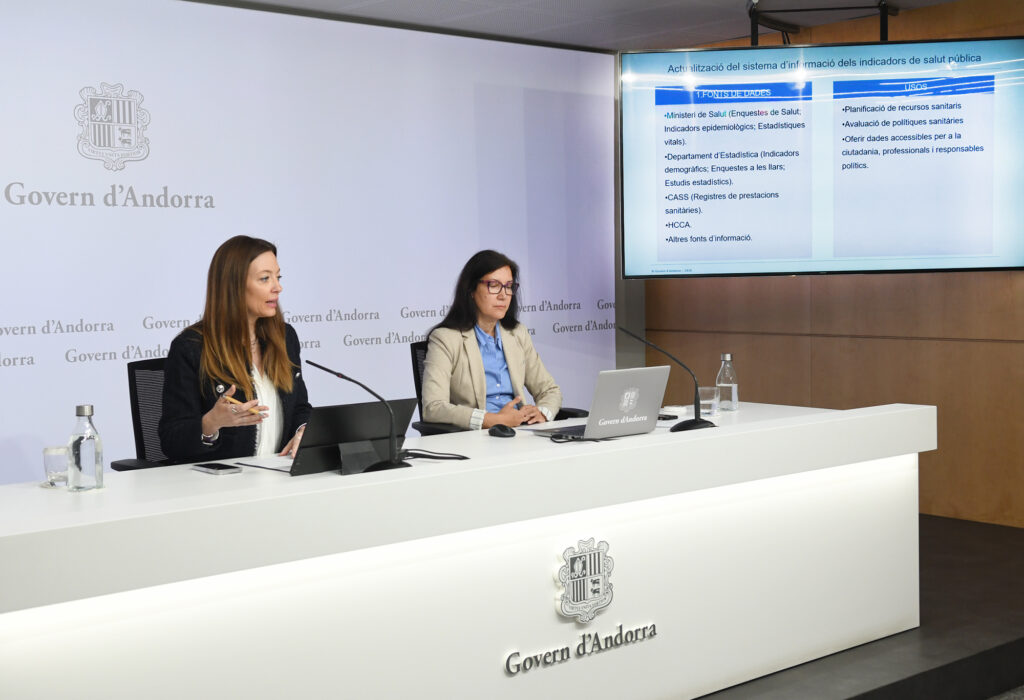 Presentació del nou portal de salut pública amb dues ponents en una sala