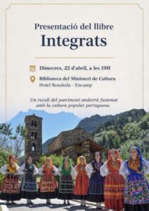 Presentación del libro Integrats en la Biblioteca Nacional de Andorra con vestimenta tradicional.