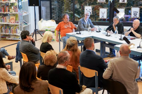 Escritores en una mesa redonda en la Biblioteca Comunal d'Encamp