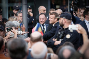 El copríncep Emmanuel Macron saludando a ciudadanos en Andorra