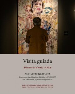 Persona observando una obra en la exposición de Lita Cabellut y Maseda