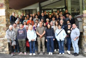Grupo de voluntarios del Gobierno en una reunión formativa en AINA
