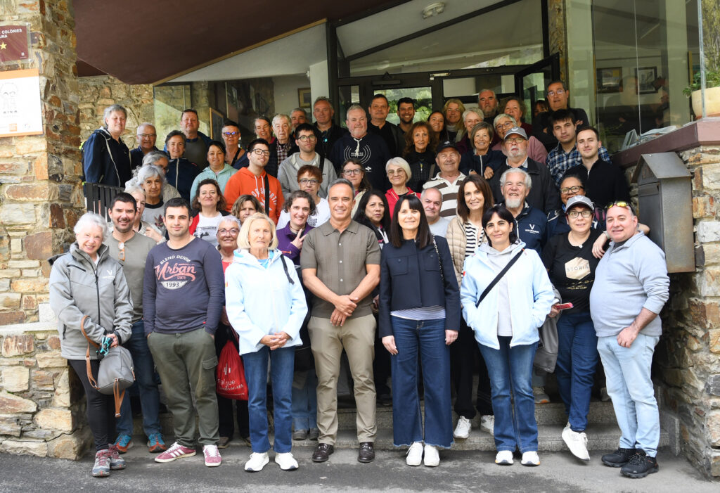 Grupo de voluntarios del Gobierno en una reunión formativa en AINA