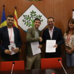 Representantes firmando un acuerdo para promover artistas andorrans en la Fira Litterarum.