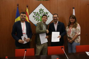 Representantes firmando un acuerdo para promover artistas andorrans en la Fira Litterarum.