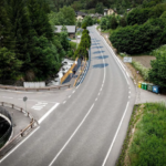 Vista de la carretera entre la Massana y Erts con vegetación y señalización