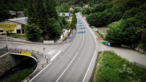 Vista de la carretera entre la Massana y Erts con vegetación y señalización