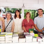 Stand de Andorra en la Feria del Libro de Madrid con libros en catalán y castellano.