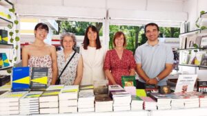 Stand de Andorra en la Feria del Libro de Madrid con libros en catalán y castellano.