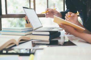 Estudiantes andorranos revisando información sobre becas de estudio
