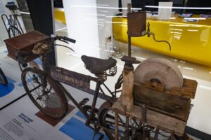 Bicicleta antigua adaptada como herramienta de trabajo en exposición.