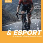 Ciclista en carretera con datos de rendimiento deportivo