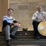 Dos facilitadores en una sesión de música con bols de quars y gongs