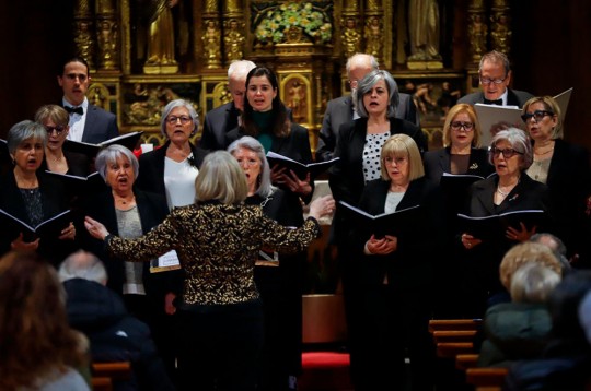 Coral d'Escaldes-Engordany i coral Romkören cantant a l'església
