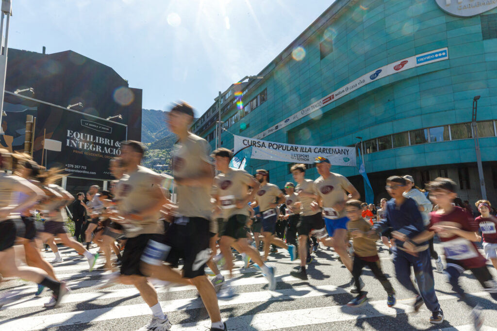 Corredores participando en la Cursa Popular Illa Carlemany en Andorra