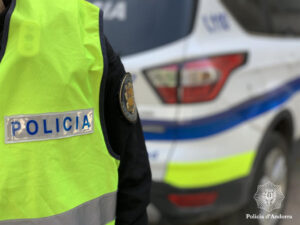 Policía de Andorra con chaleco amarillo y vehículo patrullando