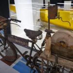 Bicicleta antigua adaptada para trabajos manuales en una exposición