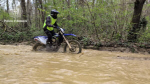 Agent de policia andorrà conduint una moto en un terreny complicat
