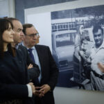 Asistentes observando la exposición 'Meritxell reneix' en el Santuari de Meritxell.