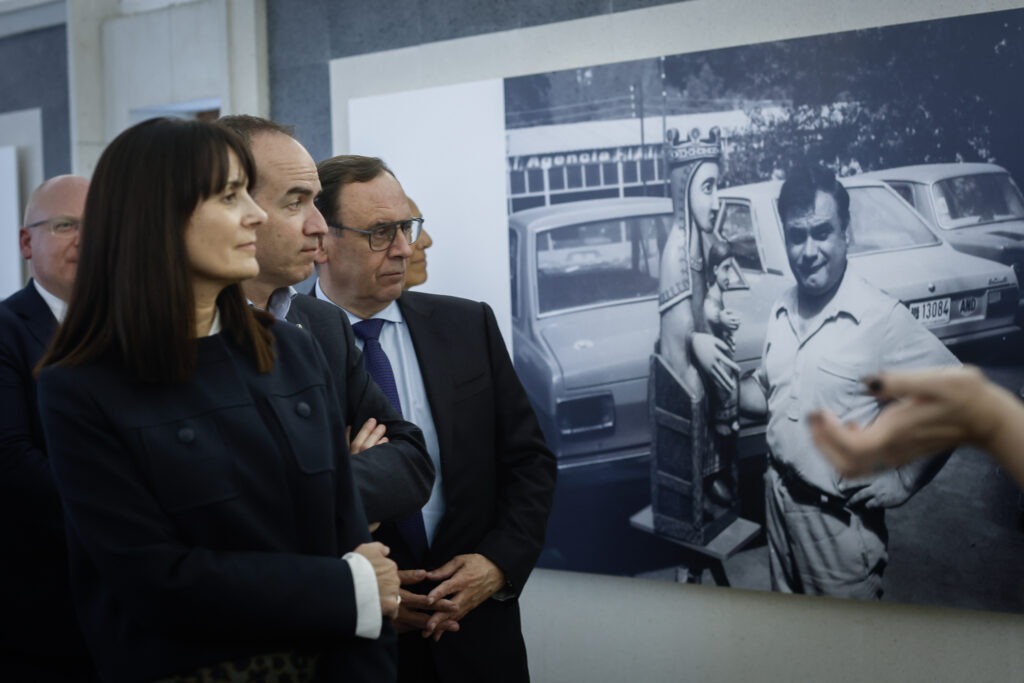 Asistentes observando la exposición 'Meritxell reneix' en el Santuari de Meritxell.