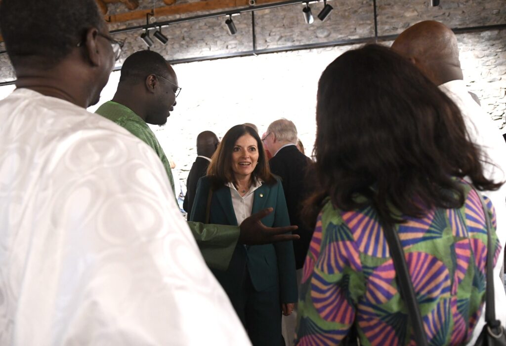 Inauguración del Cicle Geografies en Ordino con representantes de Senegal.